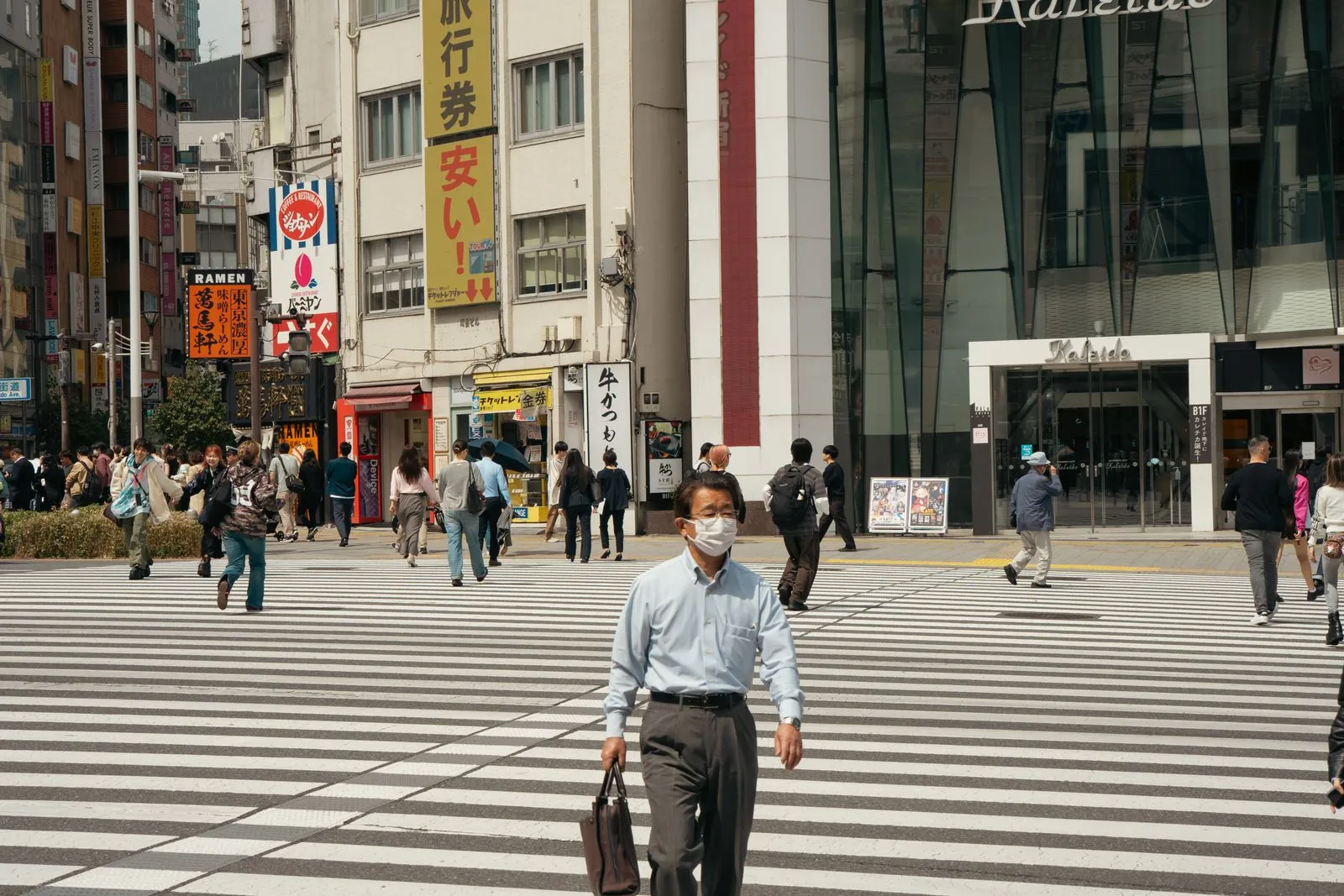 東京の横断歩道を渡るビジネスパーソン